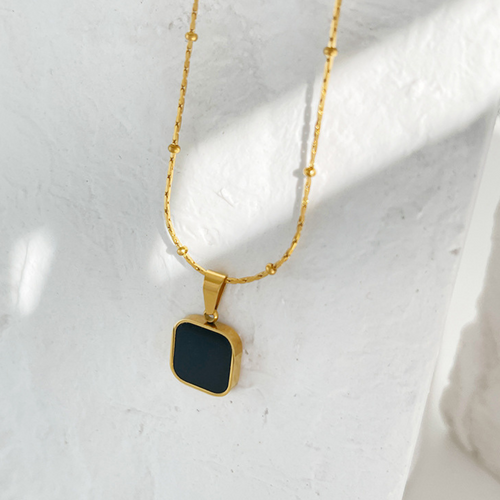 black_pendant_necklace